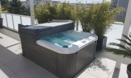 Pose d'un jacuzzi 4 places sur terrasse à Saint-Nazaire-Les-Eymes