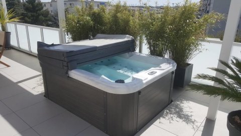 Pose d'un jacuzzi 4 places sur terrasse à Saint-Nazaire-Les-Eymes