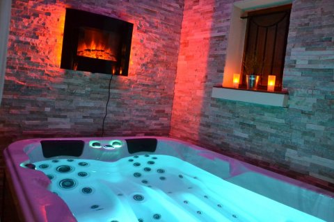 Pose et installation d'un jacuzzi 3 PLACES  BE WELL CANADA SPA sur les hauteurs d'URIAGE