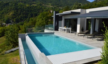 Piscine à débordement à Saint-Nazaire-Les-Eymes 