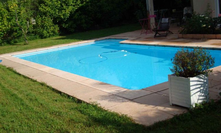 Dallage en pierre pour piscine à Saint-Nazaire-Les-Eymes 