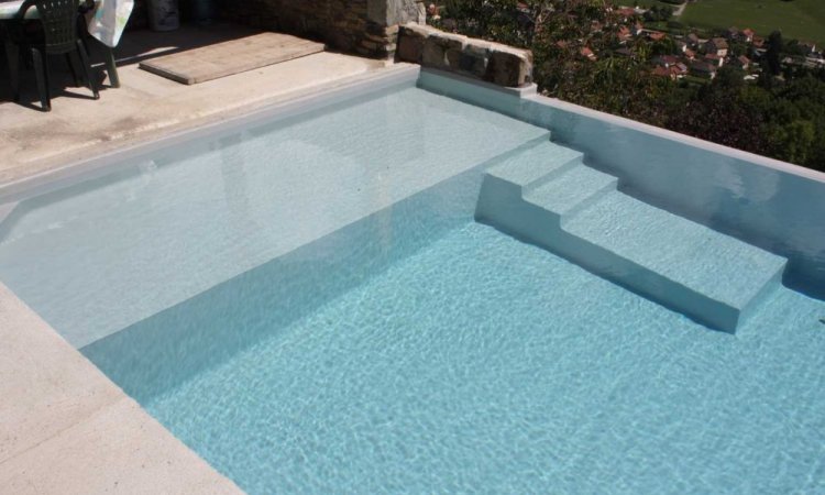 Escalier pour piscine à Saint-Nazaire-Les-Eymes