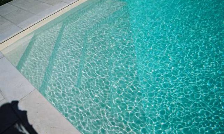 Escalier pour piscine à Saint-Nazaire-Les-Eymes