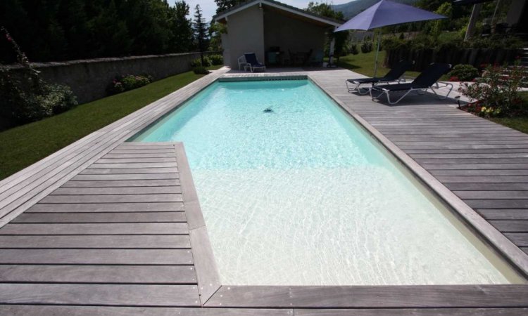 Escalier pour piscine à Saint-Nazaire-Les-Eymes