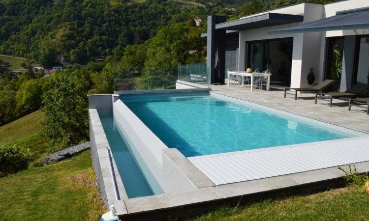 Piscine à débordement à Saint-Nazaire-Les-Eymes 