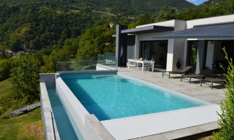 Piscine à débordement à Saint-Nazaire-Les-Eymes 