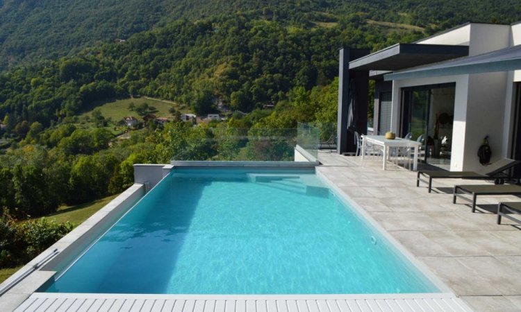 Piscine à débordement à Saint-Nazaire-Les-Eymes 