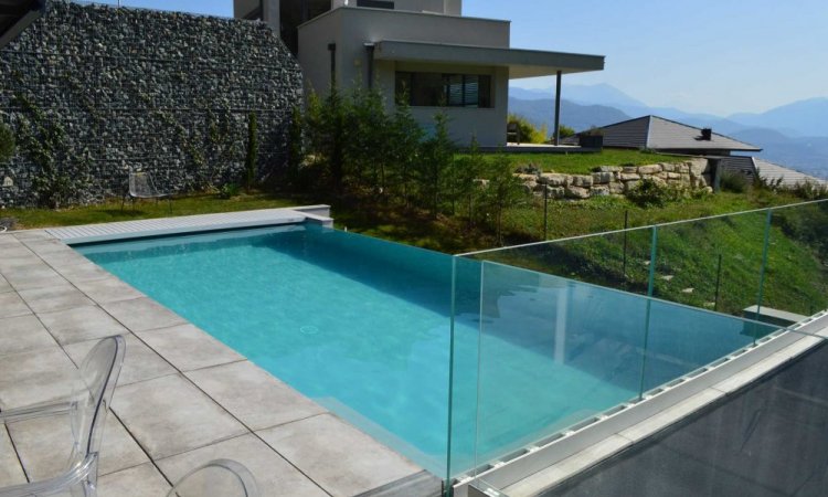 Piscine à débordement à Saint-Nazaire-Les-Eymes 