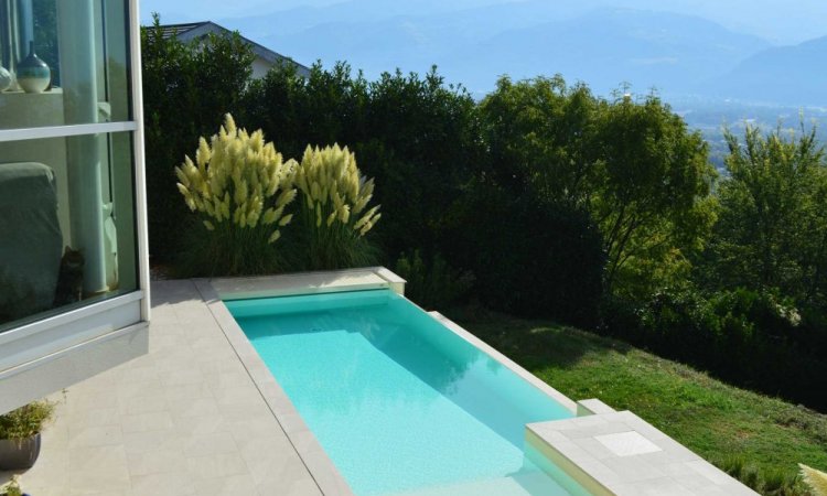 Piscine à débordement à Saint-Nazaire-Les-Eymes 